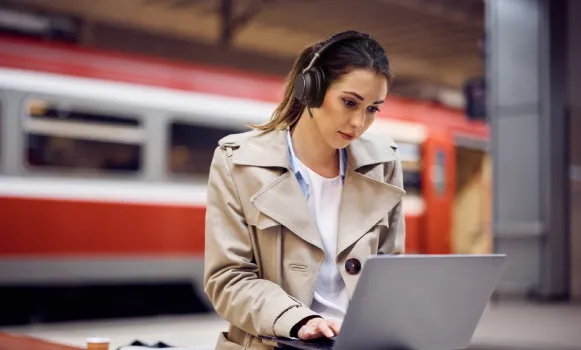 Cuffie wireless con cancellazione attiva del rumore utilizzate in ufficio