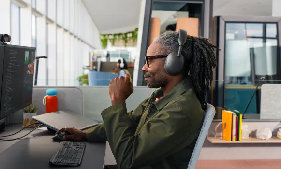 Cuffie Bluetooth con microfono utilizzate con un computer