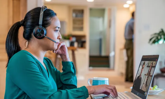 Cuffie Poly Voyager Bluetooth con microfono per le comunicazioni di lavoro