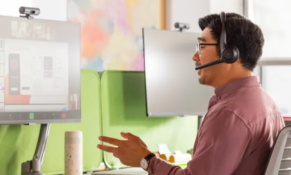Cuffie per computer con microfono utilizzate durante una videoconferenza