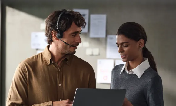 Cuffie Bluetooth Shokz OpenComm con microfono e design a orecchio aperto