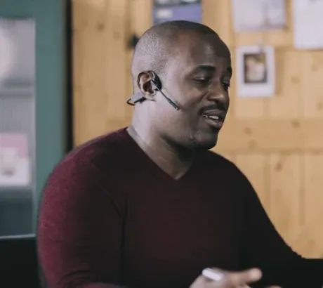 Cuffie Shokz a conduzione ossea con microfono per le comunicazioni di lavoro